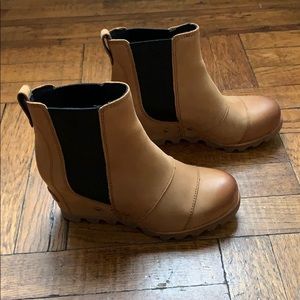 Sorel Lea wedge boots. Never worn. New!!!